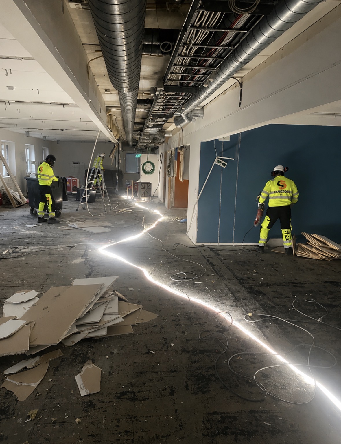 Sanektors personal utför invändig rivning av innerväggar och undertak i en kontorslokal